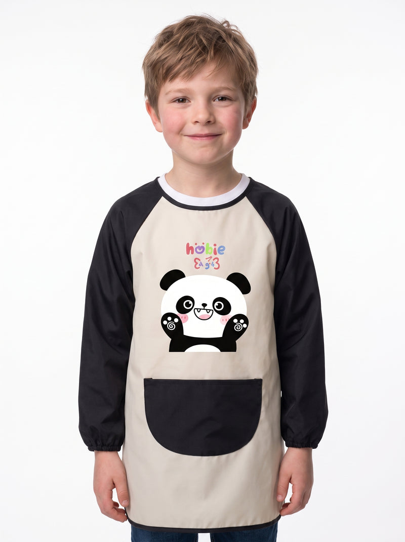 Tablier de Peinture Enfant Blanc et Noir Panda, packshot studio porté par un modèle