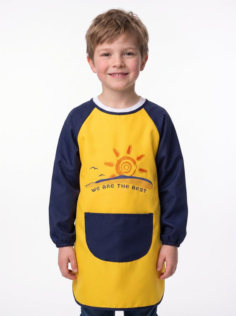 Tablier de Peinture Enfant Jaune Motif Soleil, packshot studio porté par un modèle