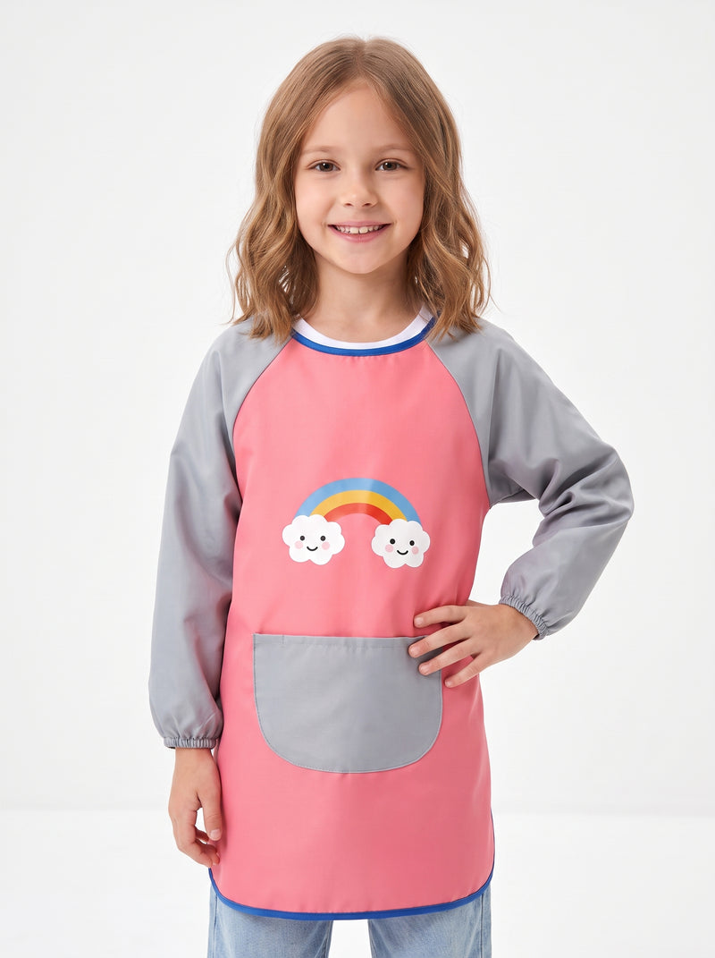 Tablier de Peinture Enfant Rose Motif Arc-En-Ciel, packshot studio porté par un modèle