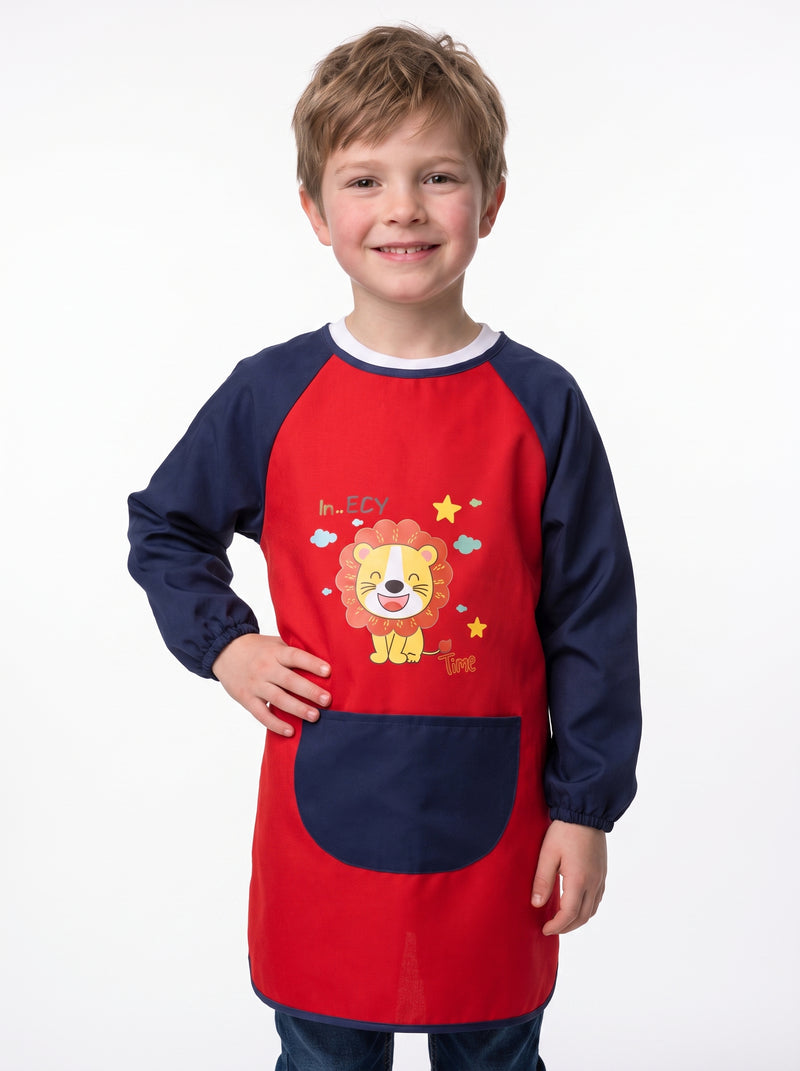 Tablier de Peinture Enfant Rouge Motif Lion, packshot studio porté par un modèle