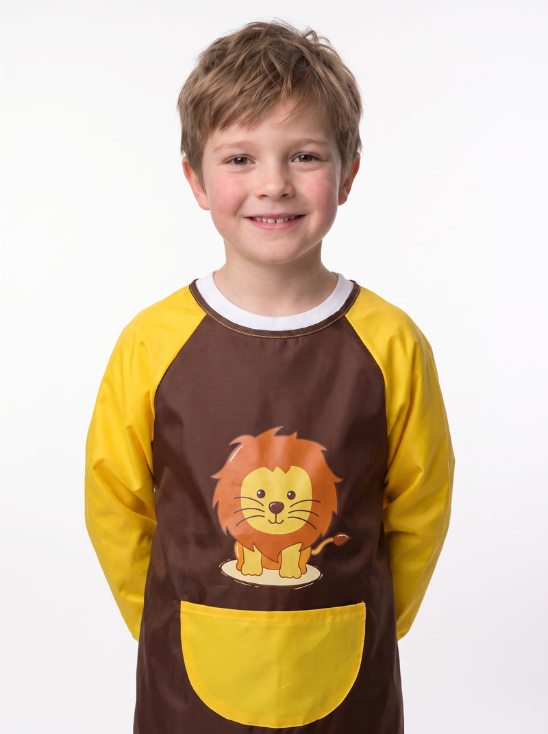 Tablier de Peinture Enfant Jaune Motif Lion, packshot studio porté par un modèle