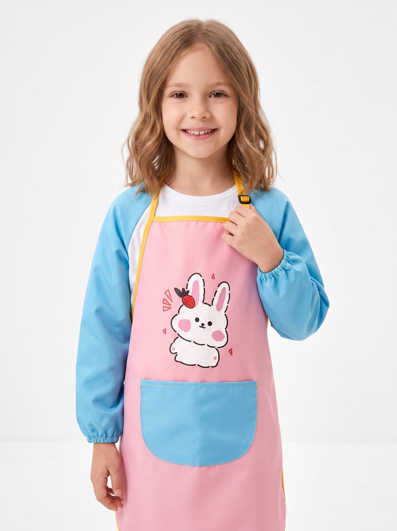 Tablier de Peinture Enfant Rose et Bleu Motif Lapin, packshot studio porté par un modèle