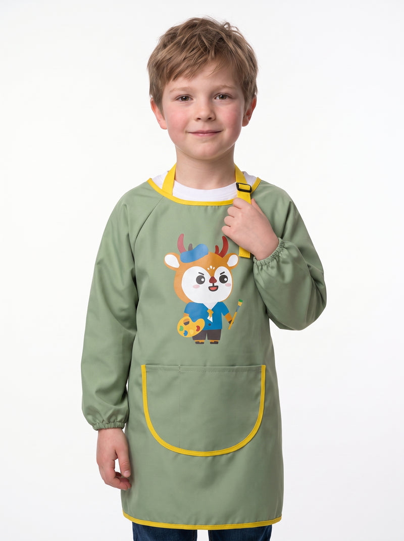 Tablier de Peinture Enfant Vert Motif Biche, packshot studio porté par un modèle