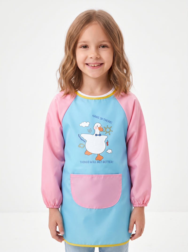 Tablier de Peinture Enfant Bleu et Rose Motif Oie, packshot studio porté par un modèle