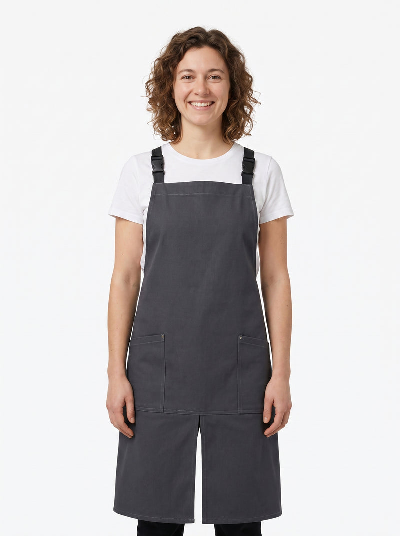 Tablier de Cuisine Imperméable Fendu avec Poches, packshot studio porté par un modèle