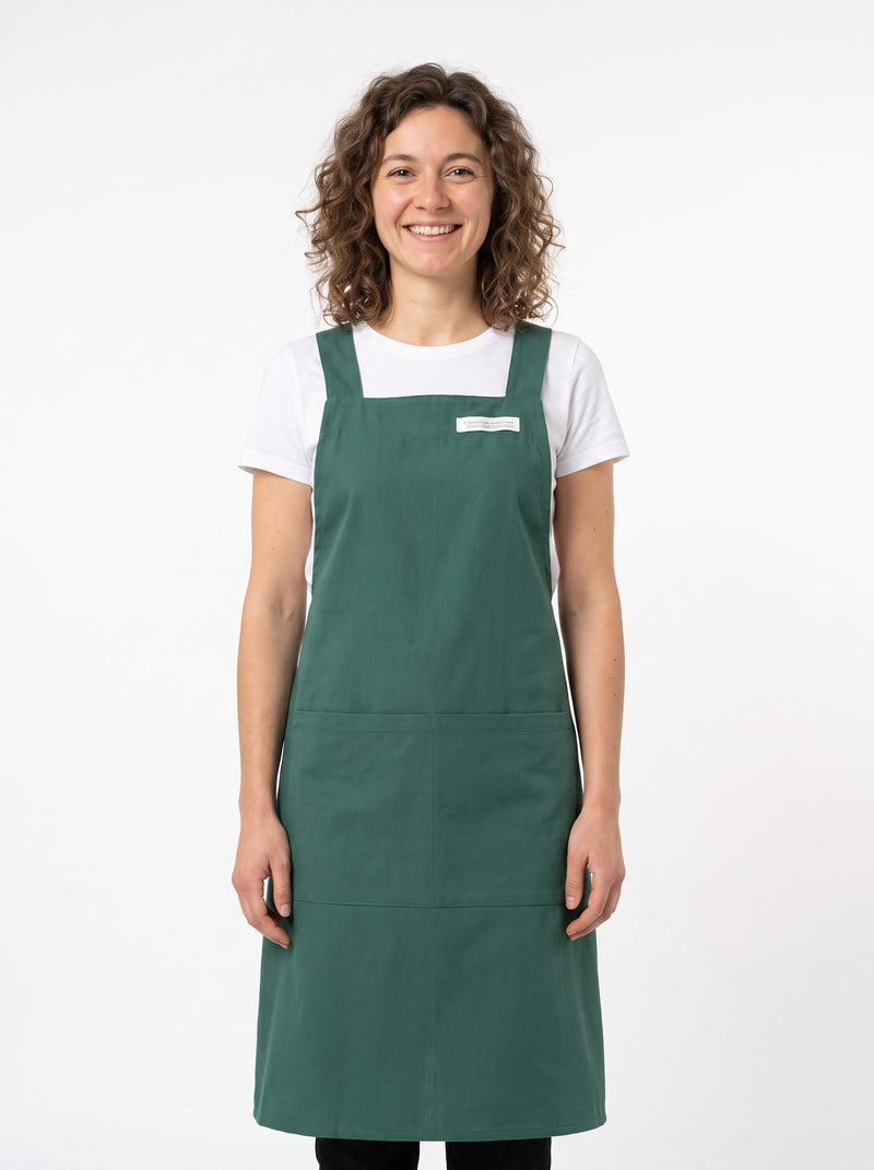 Tablier Japonais Long Vert Croisé au Dos, packshot studio porté par un modèle