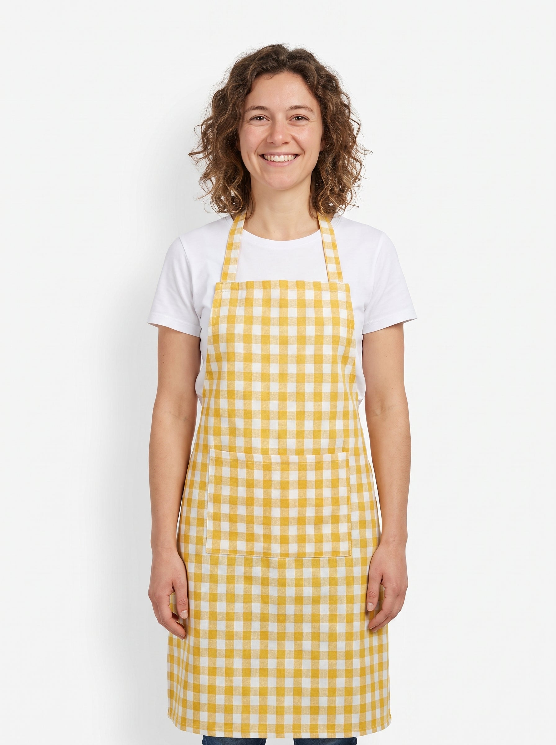Tablier Japonais Long à Carreaux Jaune, packshot studio porté par un modèle