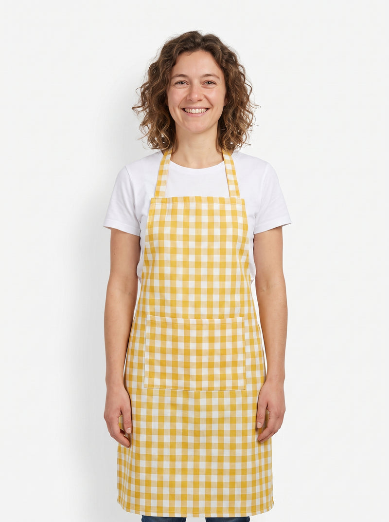 Tablier Japonais Long à Carreaux Jaune, packshot studio porté par un modèle