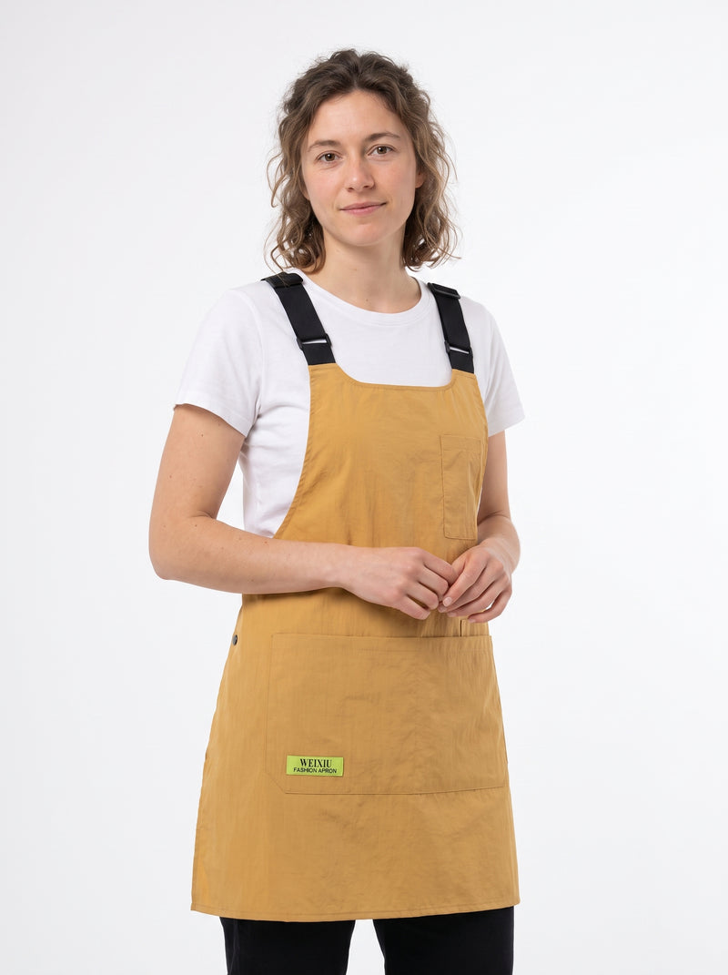 Tablier Japonais Style Gilet avec Bretelles Larges, packshot studio porté par un modèle