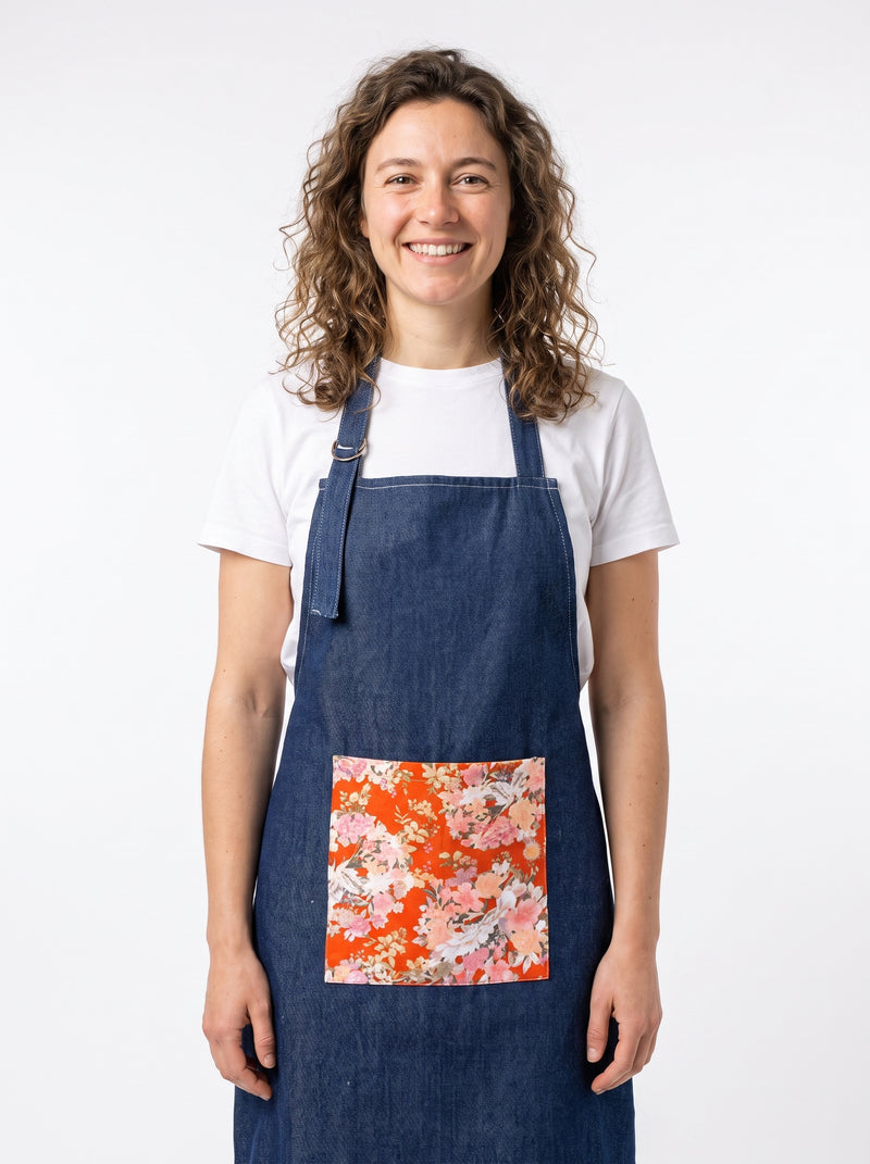 Tablier Japonais en Denim avec Imprimé Traditionnel, packshot studio porté par un modèle