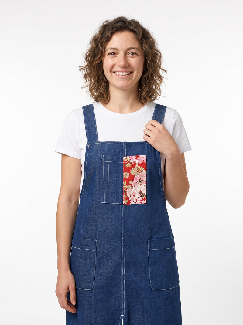Tablier Japonais en Denim Fendu avec Imprimé, packshot studio porté par un modèle